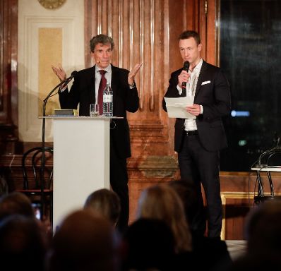 Am 6. November 2018 überreichte Bundesminister Gernot Blümel (r.) gemeinsam mit EU-Kommissar Tibor Navracsics die Europäischen Literaturpreise 2018. Im Bild mit dem Moderator Michael Freund (l.).