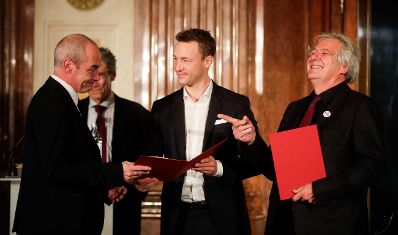 Am 6. November 2018 überreichte Bundesminister Gernot Blümel (m.r.) gemeinsam mit EU-Kommissar Tibor Navracsics die Europäischen Literaturpreise 2018. Im Bild mit dem Moderator Michael Freund (m.l.), dem Preisträger Jean Back (r.) und dem Preisträger Gast Groeber (l.).