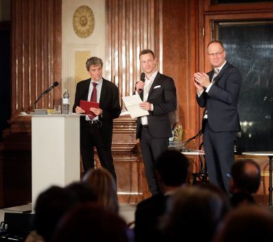 Am 6. November 2018 überreichte Bundesminister Gernot Blümel (m.) gemeinsam mit EU-Kommissar Tibor Navracsics (r.) die Europäischen Literaturpreise 2018. Im Bild mit dem Moderator Michael Freund (l.).