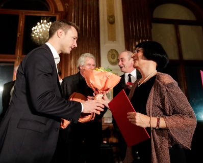 Am 6. November 2018 überreichte Bundesminister Gernot Blümel (l.) gemeinsam mit EU-Kommissar Tibor Navracsics die Europäischen Literaturpreise 2018. Im Bild mit der Preisträgerin Ivana Parvulescu (r.).