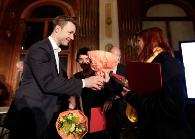 Am 6. November 2018 überreichte Bundesminister Gernot Blümel (l.) gemeinsam mit EU-Kommissar Tibor Navracsics die Europäischen Literaturpreise 2018. Im Bild mit der Preisträgerin Lidia Dimkovska (r.).