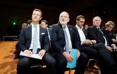 Am 16. November 2018 setzte Bundesminister Gernot Blümel (l.) seine Teilnahme an der Subsidiaritätskonferenz in Bregenz fort. Im Bild mit EU-Kommissar Frans Timmermans (2.v.l.) und dem Landeshauptmann Vorarlbergs Markus Wallner (3.v.l.).