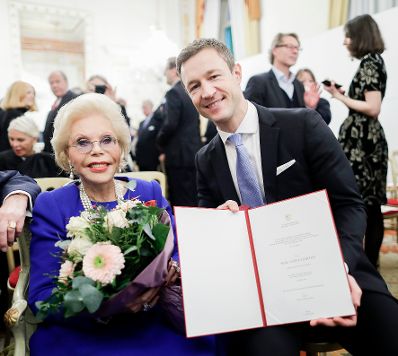 Am 23. November 2018 überreichte Bundesminister Gernot Blümel (r.) das Österreichische Ehrenkreuz für Wissenschaft und Kunst an Heidi Goëss-Horten (l.).