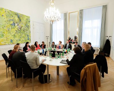 Am 23. November 2018 nahm Bundesminister Gernot Blümel an der Pressekonferenz zum Thema "Vorläufige Bilanz der Triopräsidentschaft und Ausblick auf den nächsten EU-Vorsitz" teil. Im Bild beim Arbeitsgespräch vor der Pressekonferenz.