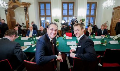 Am 29. November 2018 luden Bundesminister Gernot Blümel (r.) und Vizekanzler Heinz-Christian Strache (l.) zu den ersten „Fernsehgesprächen“ mit den Verantwortlichen der TV-Sender.
