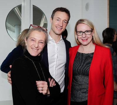 Am 6. Dezember 2018 fand im Ringturm eine Pressekonferenz zur Bekanntgabe der Nominierung des Österreichischen Filmpreises 2019 statt. Im Bild Bundesminister Gernot Blümel (m.) mit Bundesministerin Margarete Schramböck (r.) und ORF-Programmdirektorin Kathrin Zechner (l).