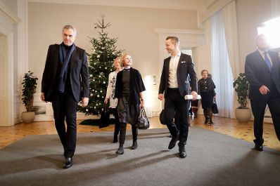 Am 10. Dezember 2018 gab Bundesminister Gernot Blümel (4.v.l.) bei einer Pressekonferenz Details zur geplanten BundesMuseenCard für 2019 bekannt. Im Bild mit dem Direktor des MAK (Museum für angewandte Kunst) Christoph Thun-Hohenstein (l.).
