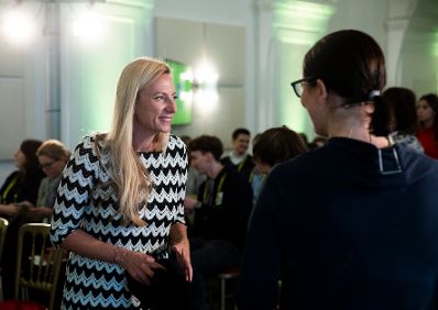 Am 17. Jänner 2019 hielt Bundesministerin Juliane Bogner-Strauß (l.) eine Eröffnungskeynote bei der Konferenz "Darwin & Marie". Im Bild mit Anita Zielina (r.).
