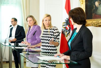 Am 17. Jänner 2019 nahmen Bundesministerin Juliane Bogner-Strauß (2.v.r.), Bundesministerin Karin Kneissl (2.v.l.) und Staatssekretärin Karoline Edtstadler (r.) an einer Pressekonferenz zum Thema „Gewalt- und Opferschutz – Maßnahmen für mehr Frauensicherheit“ teil.
