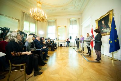 Am 17. Jänner 2019 nahmen Bundesministerin Juliane Bogner-Strauß (2.v.r.), Bundesministerin Karin Kneissl (2.v.l.) und Staatssekretärin Karoline Edtstadler (r.) an einer Pressekonferenz zum Thema „Gewalt- und Opferschutz – Maßnahmen für mehr Frauensicherheit“ teil.