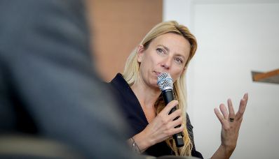 Am 18. Jänner 2019 reiste Bundesministerin Juliane Bogner-Strauß anlässlich eines Bundesländertags nach Tirol. Im Bild bei einer Podiumsdiskussion "Politik im Spannungsfeld von Interessen und Erwartungen".