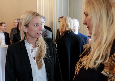 Am 28. Jänner 2019 überreichte Bundesministerin Juliane Bogner-Strauß (l.) gemeinsam mit Ludwig Bittner den CEE Innovation Award an Alexandra Kautzky-Willer (r.).