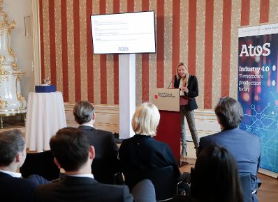 Am 28. Jänner 2019 überreichte Bundesministerin Juliane Bogner-Strauß (im Bild) gemeinsam mit Ludwig Bittner den CEE Innovation Award an Alexandra Kautzky-Willer.