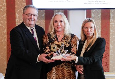 Am 28. Jänner 2019 überreichte Bundesministerin Juliane Bogner-Strauß (r.) gemeinsam mit Ludwig Bittner (l.) den CEE Innovation Award an Alexandra Kautzky-Willer (m.).