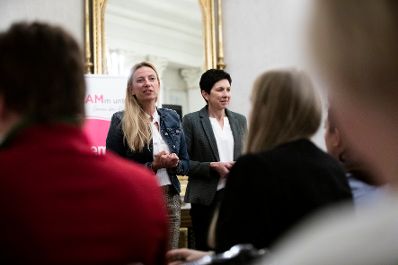 Am 28. Jänner 2019 nahm Bundesministerin Juliane Bogner-Strauß (l.) an einem Kamingespräch mit den Bundesbäuerinnen teil. Im Bild mit Andrea Schwarzmann (r.).