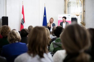 Am 28. Jänner 2019 nahm Bundesministerin Juliane Bogner-Strauß (l.) an einem Kamingespräch mit den Bundesbäuerinnen teil. Im Bild mit Andrea Schwarzmann (r.).