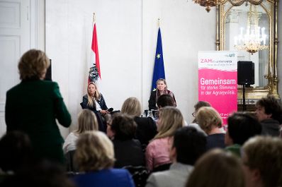 Am 28. Jänner 2019 nahm Bundesministerin Juliane Bogner-Strauß (l.) an einem Kamingespräch mit den Bundesbäuerinnen teil.