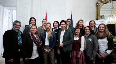 Am 28. Jänner 2019 nahm Bundesministerin Juliane Bogner-Strauß an einem Kamingespräch mit den Bundesbäuerinnen teil.