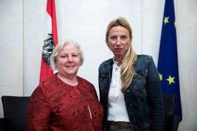 Am 28. Jänner 2019 nahm Bundesministerin Juliane Bogner-Strauß (r.) an einem Kamingespräch mit den Bundesbäuerinnen teil.