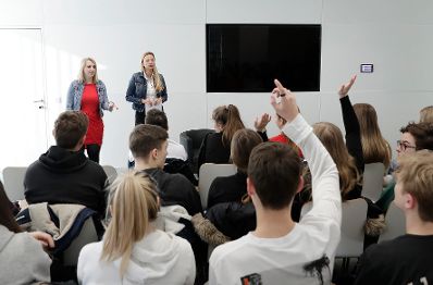 Am 29. Jänner 2019 lud Bundesministerin Juliane Bogner-Strauß (im Bild) Schülerinnen und Schüler aus Salzburg zu einer Diskussionsveranstaltung in das Ministerium.