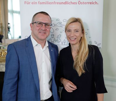 Am 12. Februar 2018 gab Bundesministerin Juliane Bogner-Strauß (r.) eine Pressekonferenz zum Thema "500. Partner im Netzwerk Unternehmen für Familien". Im Bild mit Robert Machtlinger von der FACC AG (l.).