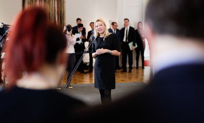 Bundesministerin Juliane Bogner-Strauß beim Pressestatement vor dem Ministerrat am 13. Februar 2019.