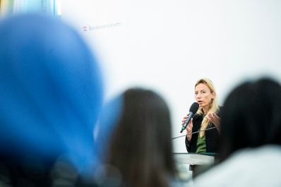 Am 28. Februar 2019 empfing Bundesministerin Juliane Bogner-Strauß (im Bild) Schülerinnen und Schüler der Initiative "SchülerInnen gestalten Wandel".