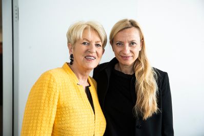Am 28. Februar 2019 besuchte Bundesministerin Juliane Bogner-Strauß (r.) den Pharmakonzern Sanofi.