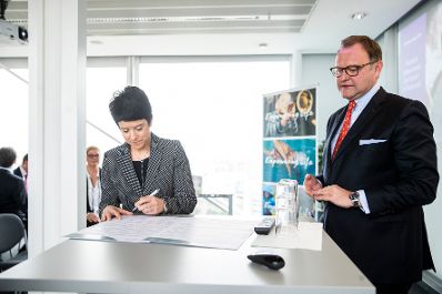 Am 28. Februar 2019 besuchte Bundesministerin Juliane Bogner-Strauß den Pharmakonzern Sanofi. Im Bild der Geschäftsführer von Sanofi Österreich Wolfgang Kaps (r.) und Johanna Hummer (2.v.r.).