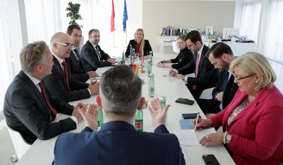 Am 26. März 2019 lud Bundesministerin Juliane Bogner-Strauß (im Bild) Mitglieder des Sozialpolitischen Arbeitskreis der CSU-Fraktion des Bayrischen Landtags zu einem Arbeitsgespräch.