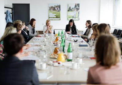 Am 03. April 2019 lud Bundesministerin Juliane Bogner-Strauß (m.l.) Vertreterinnen der Wirtschaft zum Vernetzungstreffen zum Thema Women Empowerment ein.