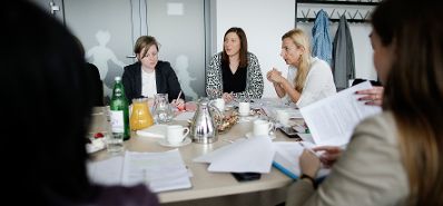 Am 03. April 2019 lud Bundesministerin Juliane Bogner-Strauß (r.) Vertreterinnen der Wirtschaft zum Vernetzungstreffen zum Thema Women Empowerment ein.