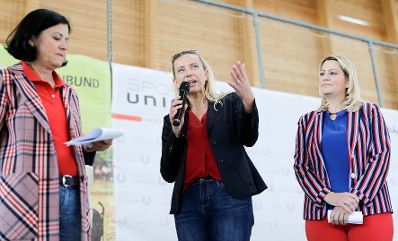 Am 18. Mai 2019 besuchte Bundesministerin Juliane Bogner-Strauß (m.) das Spielefest des Burgenländischen Familienbund.
