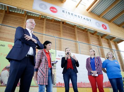Am 18. Mai 2019 besuchte Bundesministerin Juliane Bogner-Strauß (m.) das Spielefest des Burgenländischen Familienbund.
