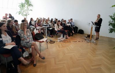 Am 25. Juni 2018 nahm Bundesministerin Juliane Bogner-Strauß (r.) an der Veranstaltungsreihe "Gleichstellung im Gespräch" teil.