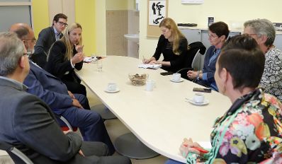 Am 25. September 2018 besichtigte Bundesministerin Juliane Bogner-Strauß (3.v.l.) das Projekt „Start Wien Flüchtlinge - Integration ab Tag 1“ in der Volksschule Brigittenau.
