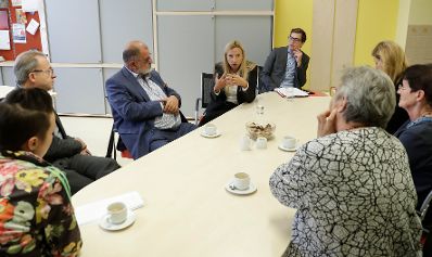 Am 25. September 2018 besichtigte Bundesministerin Juliane Bogner-Strauß (4.v.l.) das Projekt „Start Wien Flüchtlinge - Integration ab Tag 1“ in der Volksschule Brigittenau.
