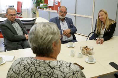 Am 25. September 2018 besichtigte Bundesministerin Juliane Bogner-Strauß (r.) das Projekt „Start Wien Flüchtlinge - Integration ab Tag 1“ in der Volksschule Brigittenau.