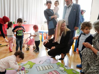 Am 25. September 2018 besichtigte Bundesministerin Juliane Bogner-Strauß das Projekt „Start Wien Flüchtlinge - Integration ab Tag 1“ in der Volksschule Brigittenau.