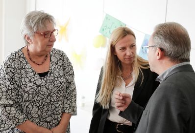 Am 25. September 2018 besichtigte Bundesministerin Juliane Bogner-Strauß (m.) das Projekt „Start Wien Flüchtlinge - Integration ab Tag 1“ in der Volksschule Brigittenau.