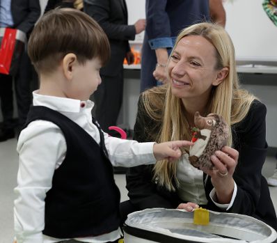 Am 25. September 2018 besichtigte Bundesministerin Juliane Bogner-Strauß (r.) das Projekt „Start Wien Flüchtlinge - Integration ab Tag 1“ in der Volksschule Brigittenau.