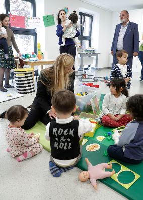 Am 25. September 2018 besichtigte Bundesministerin Juliane Bogner-Strauß das Projekt „Start Wien Flüchtlinge - Integration ab Tag 1“ in der Volksschule Brigittenau.
