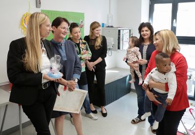 Am 25. September 2018 besichtigte Bundesministerin Juliane Bogner-Strauß (l.) das Projekt „Start Wien Flüchtlinge - Integration ab Tag 1“ in der Volksschule Brigittenau.