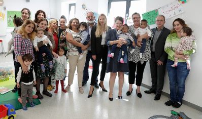Am 25. September 2018 besichtigte Bundesministerin Juliane Bogner-Strauß (m.) das Projekt „Start Wien Flüchtlinge - Integration ab Tag 1“ in der Volksschule Brigittenau.