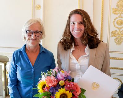 Am 8. Oktober 2018 überreichte Ingrid Moritz (l.) den Käthe-Leichter-Preis für Frauenforschung, Geschlechterforschung und Gleichstellung in der Arbeitswelt an Alyssa Schneebaum (r.).