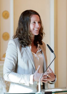 Am 8. Oktober 2018 überreichte Ingrid Moritz den Käthe-Leichter-Preis für Frauenforschung, Geschlechterforschung und Gleichstellung in der Arbeitswelt an Alyssa Schneebaum (im Bild).