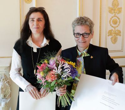 Am 8. Oktober 2018 überreichte Helene Schuberth (l.) den Käthe-Leichter-Preis für Frauenforschung, Geschlechterforschung und Gleichstellung in der Arbeitswelt an Gitti Vasicek (r.).