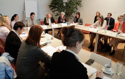 Am 24. Oktober 2018 nahm Bundesministerin Juliane Bogner-Strauß an der Sitzung der interministeriellen Arbeitsgruppe für Gleichbehandlungsfragen teil.