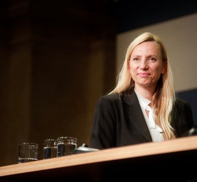 Am 12. November 2018 nahm Bundesministerin Juliane Bogner-Strauß (im Bild) an der Podiumsdiskussion bei der Enquete „100 Jahre Frauenwahlrecht" teil.