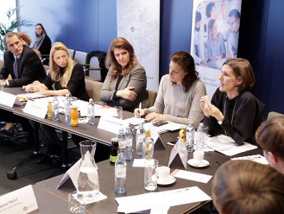 Am 22. November 2018 nahm Bundesministerin Juliane Bogner-Strauß (2.v.l) am Vernetzungstreffen zum Thema Betriebliche Kinderbetreuung teil.